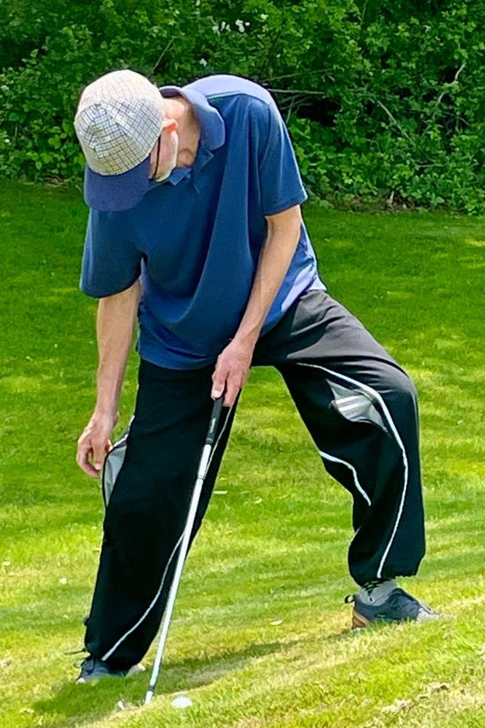 Model golfing in ScervGear Curvy Baggy Pants